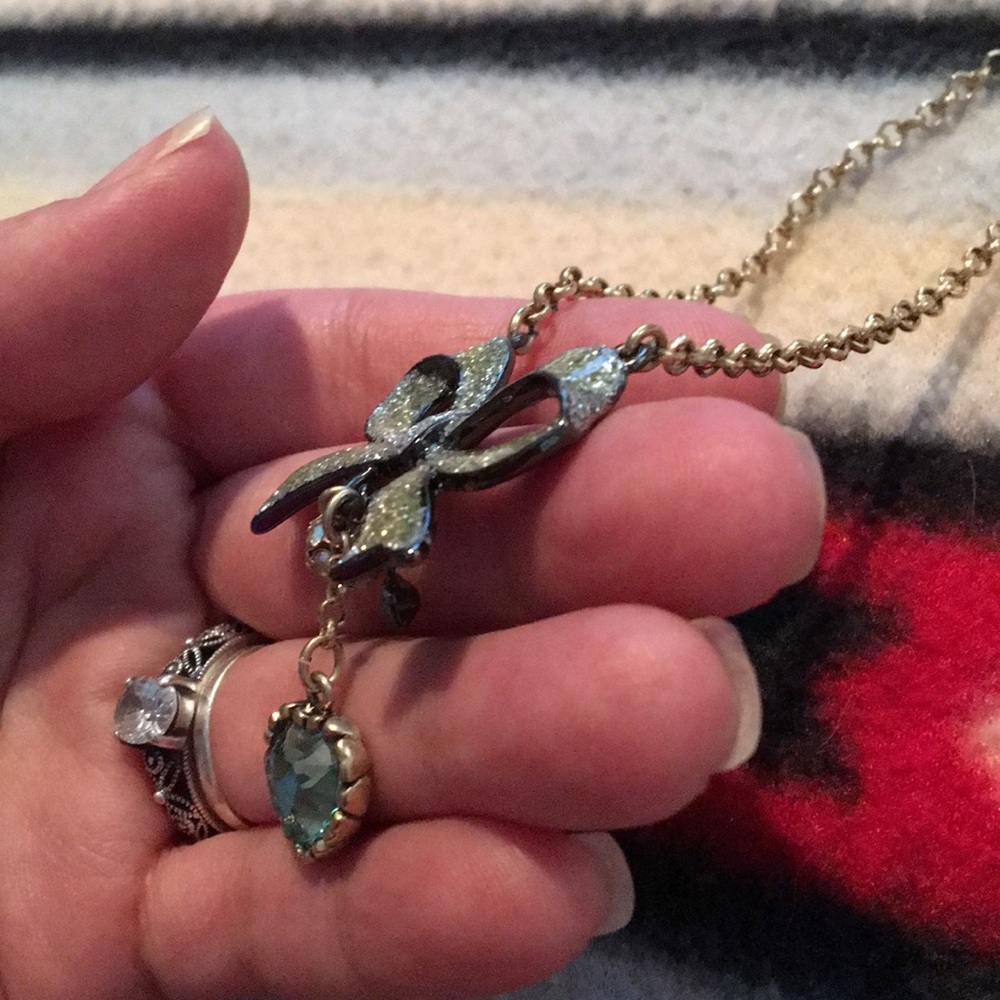 ❄️TRADED❄️ 🎀BETSY JOHNSON🎀 bow & heart necklace - Picture 9 of 13